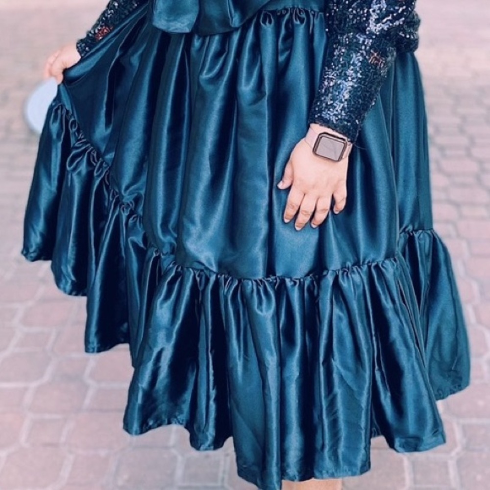 Elegant Black Satin Dress - Picture 3 of 7